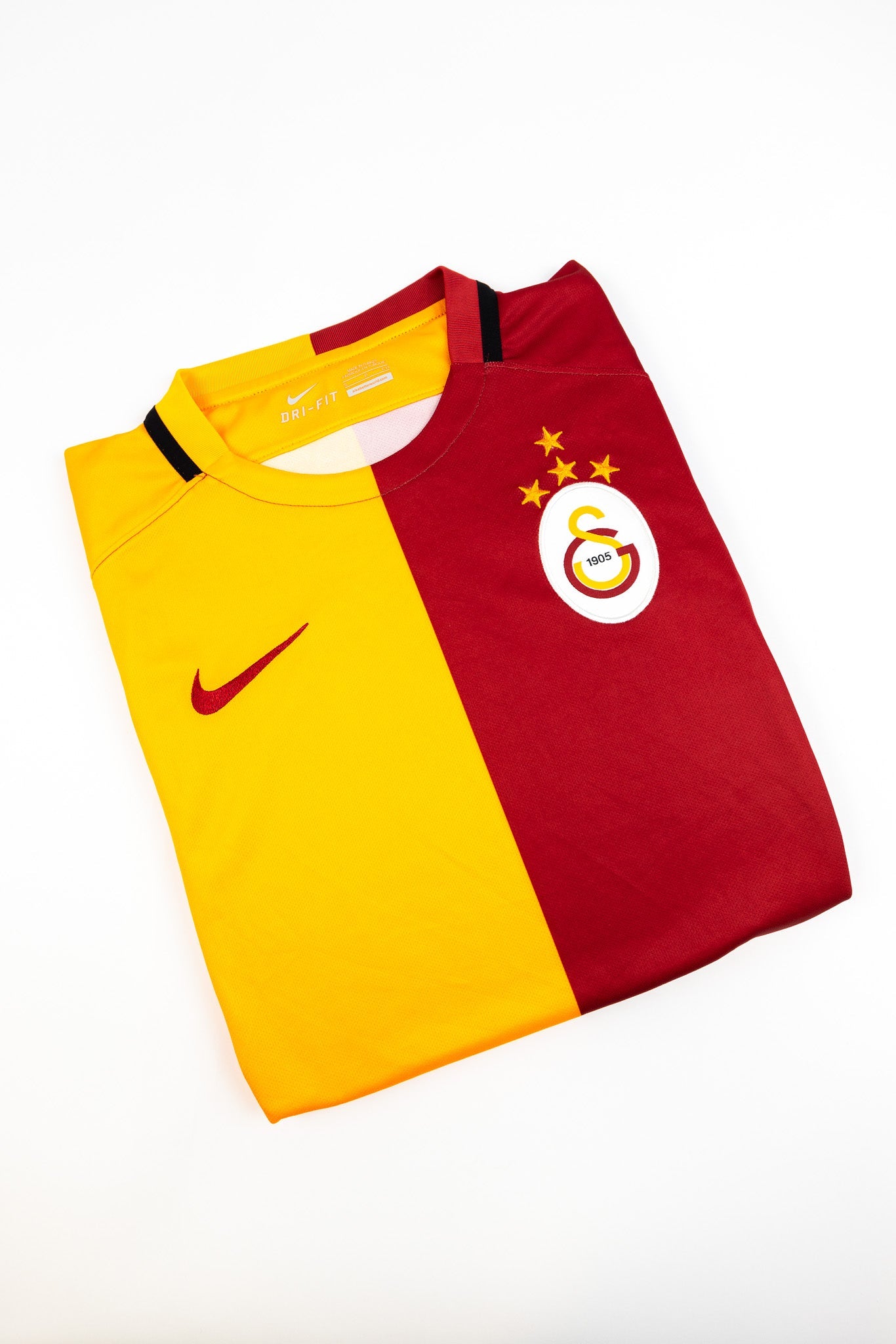 Galatasaray 2015-16 Football Shirt (Small)