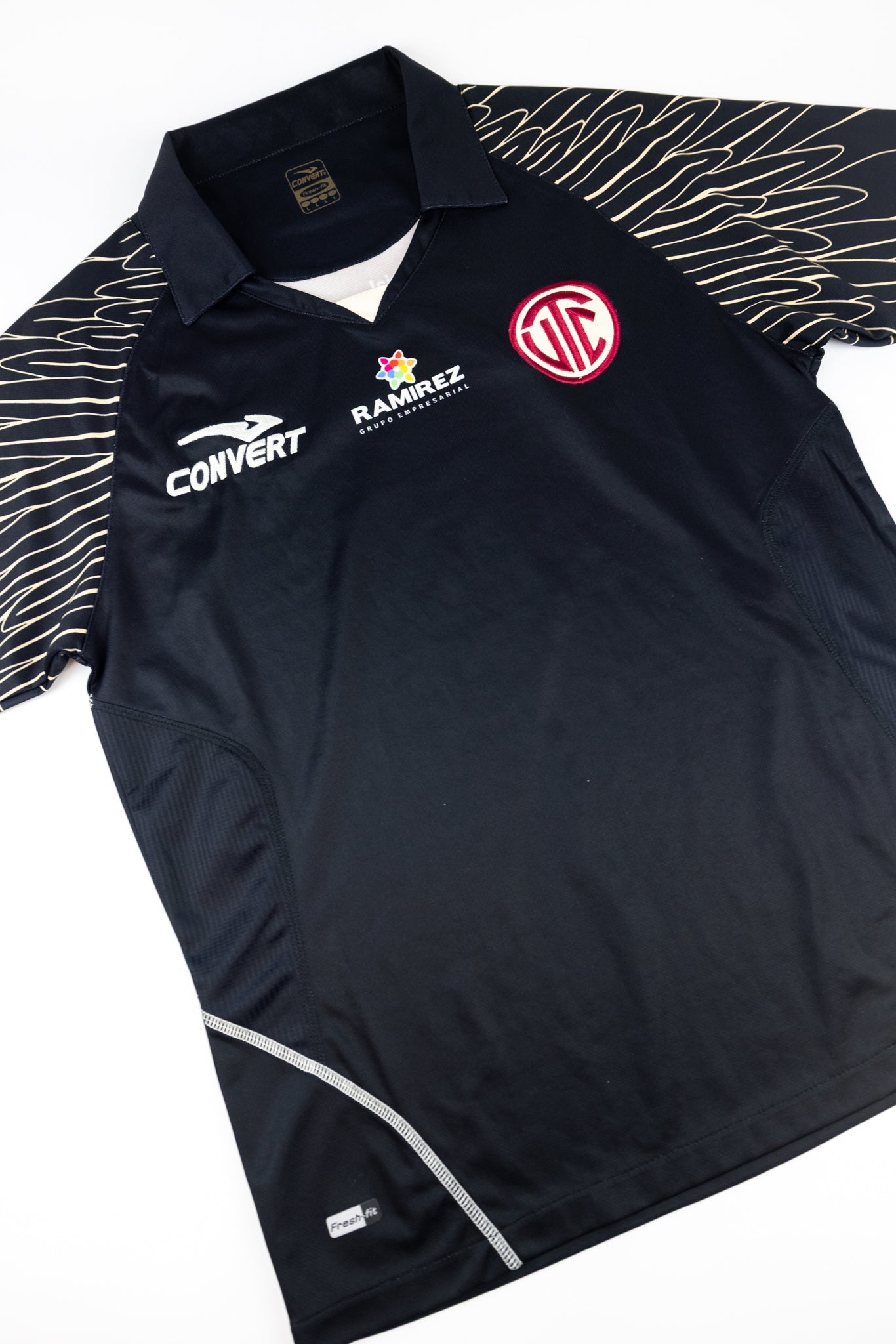 Universidad Tecnica de Cajamarca 2013 Football Shirt (Large)